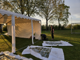 Opbouwen tent op sportpark 'Het Springer' (maandag 29 april 2024) (23/41)